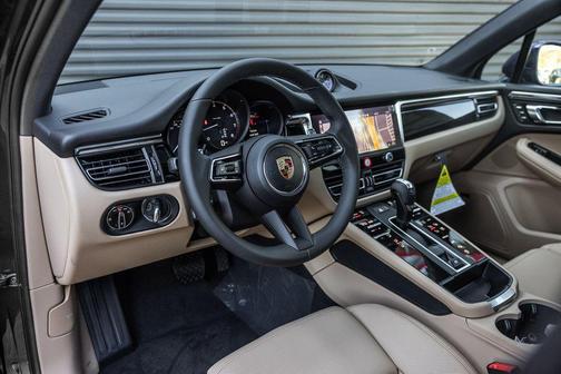 Gentian Blue Metallic 2026 Porsche Macan Macan