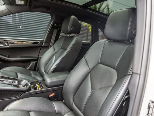 Chalk 2023 Porsche Macan Macan