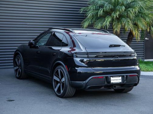 2025 Porsche Macan 4