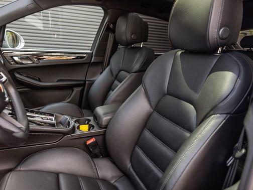 Chalk 2023 Porsche Macan Macan