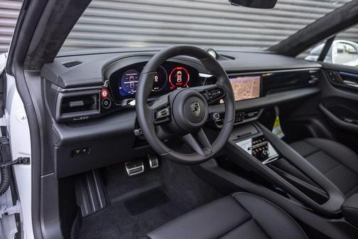 2025 Porsche Macan Turbo