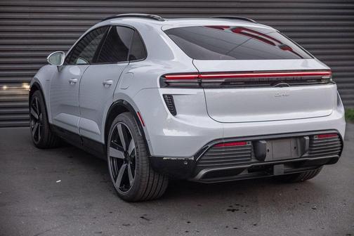 2025 Porsche Macan Turbo