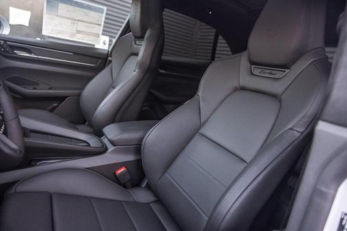 2025 Porsche Macan Turbo