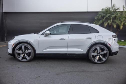 2025 Porsche Macan Turbo