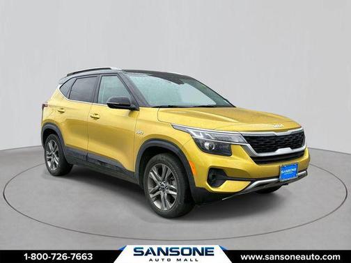 Starbright Yellow/Black Roof 2023 Kia Seltos S