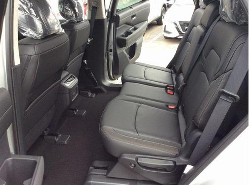 2025 Nissan Pathfinder SL 4WD