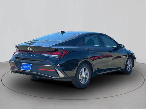 Abyss Black 2024 Hyundai ELANTRA SE