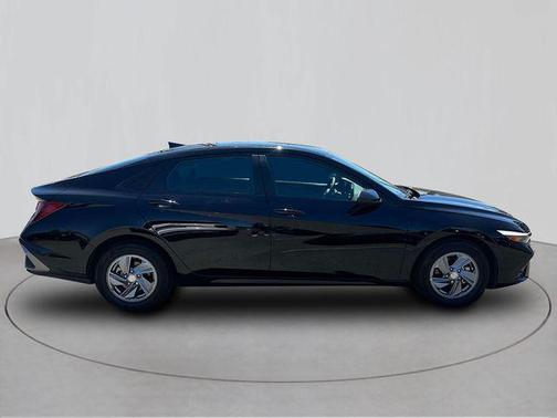 Abyss Black 2024 Hyundai ELANTRA SE