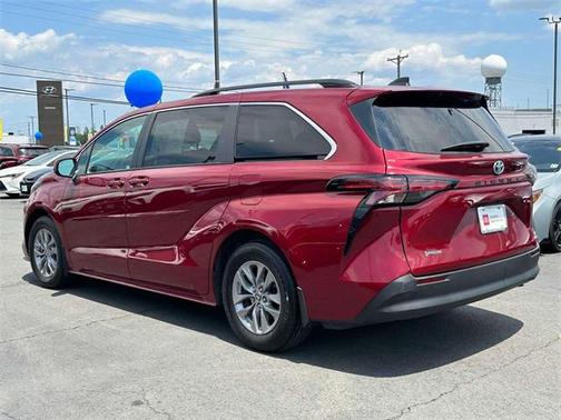 2022 Toyota Sienna LE