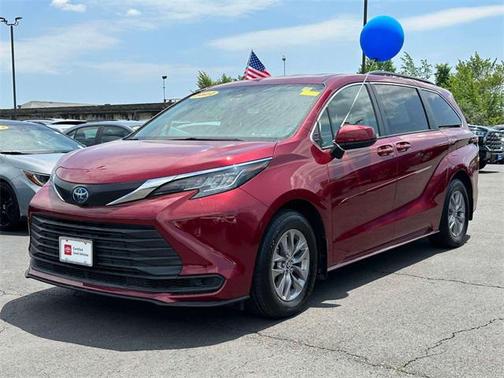 2022 Toyota Sienna LE