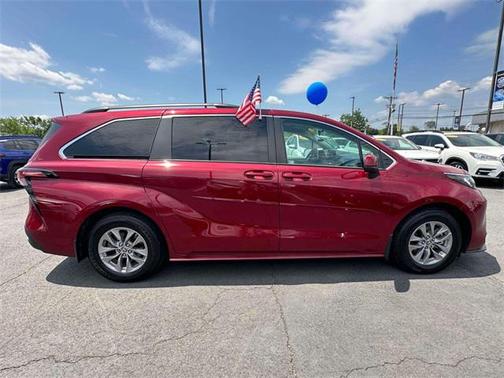 2022 Toyota Sienna LE