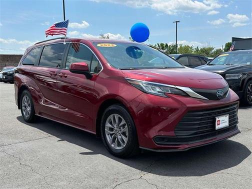 2022 Toyota Sienna LE