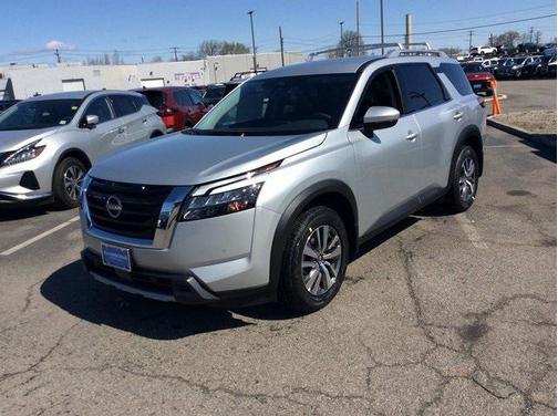 2025 Nissan Pathfinder SL 4WD