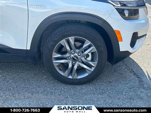 Clear White/Black Roof 2023 Kia Seltos S