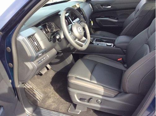 2025 Nissan Pathfinder SL 4WD
