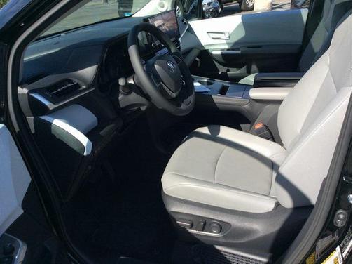 2025 Toyota Sienna XLE 8 Passenger
