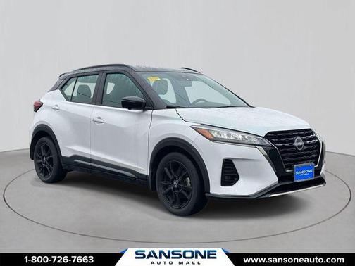 Aspen White Tricoat/Super Black 2023 Nissan Kicks SR