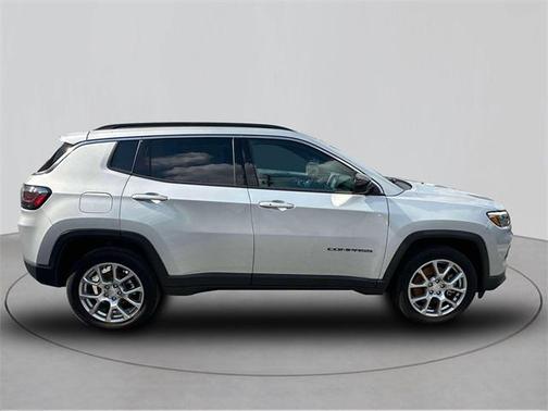 2024 Jeep Compass Latitude Lux