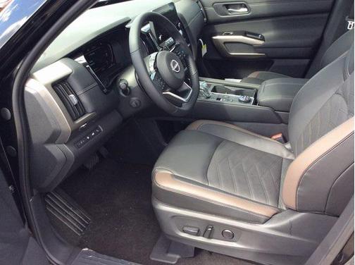 2025 Nissan Pathfinder Platinum 4WD