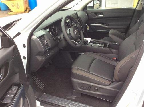 2025 Nissan Pathfinder SL 4WD