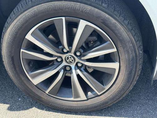 Blizzard Pearl 2022 Toyota Venza LE