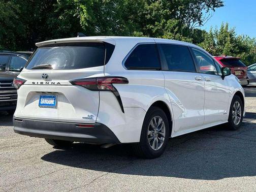 Super White 2021 Toyota Sienna LE