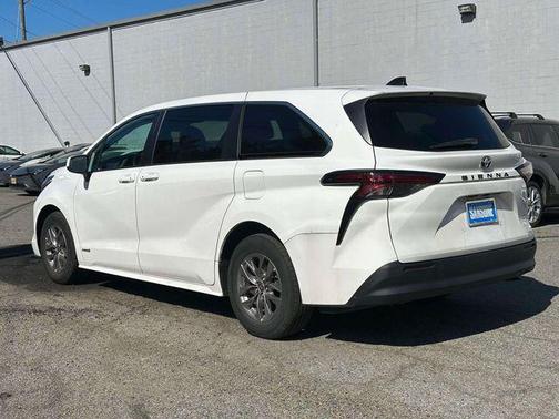Super White 2021 Toyota Sienna LE