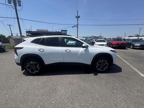 Summit White 2025 Chevrolet Trax LT