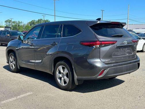 Magnetic Gray Metallic 2022 Toyota Highlander LE