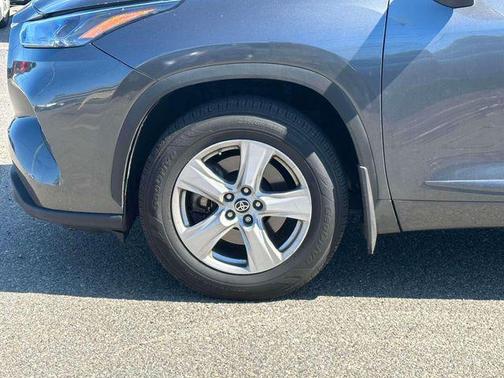 Magnetic Gray Metallic 2022 Toyota Highlander LE