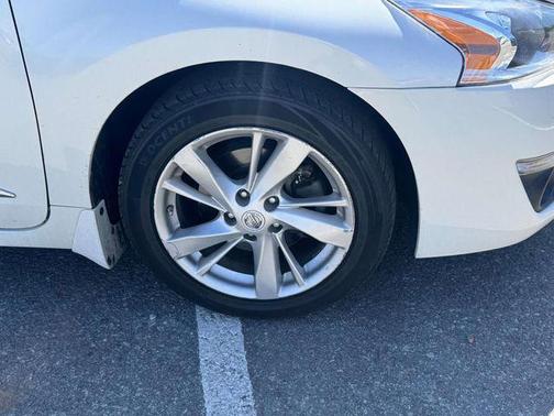 White 2015 Nissan Altima 2.5 SV