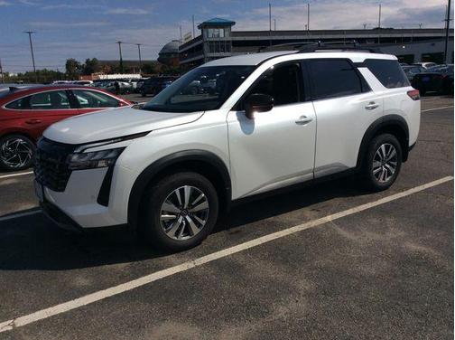 White Pearl 2026 Nissan Pathfinder SL