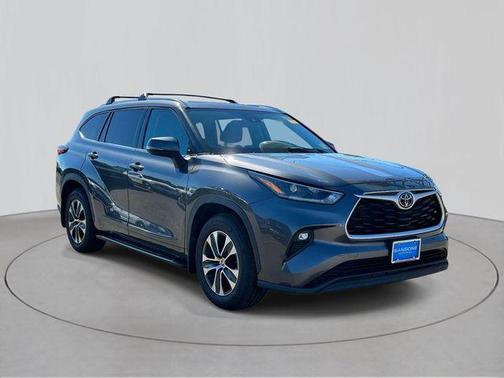 Magnetic Gray Metallic 2021 Toyota Highlander XLE