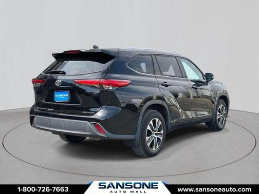 Midnight Black Metallic 2022 Toyota Highlander XLE