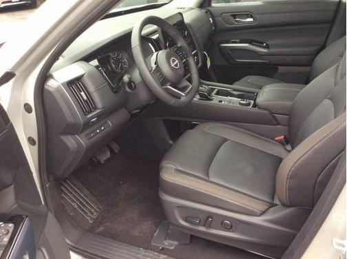 2025 Nissan Pathfinder SL 4WD