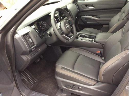 2025 Nissan Pathfinder SL 4WD