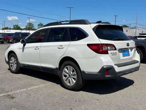 Crystal White Pearl 2019 Subaru Outback 2.5i Premium