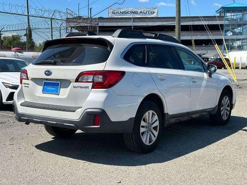 Crystal White Pearl 2019 Subaru Outback 2.5i Premium