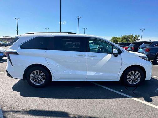 Ice 2025 Toyota Sienna LE