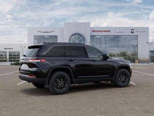 Diamond Black Crystal Pearlcoat 2026 Jeep Grand Cherokee Altitude