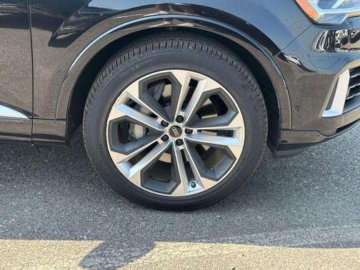 Mythos Black Metallic 2022 Audi Q7 55 Premium Plus