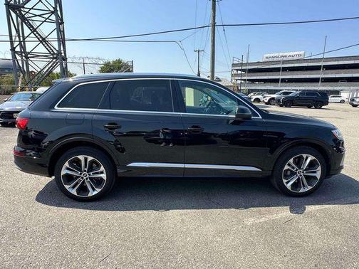 Mythos Black Metallic 2022 Audi Q7 55 Premium Plus