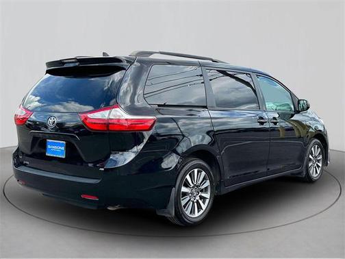 2018 Toyota Sienna LE