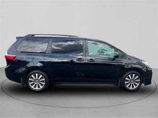 2018 Toyota Sienna LE
