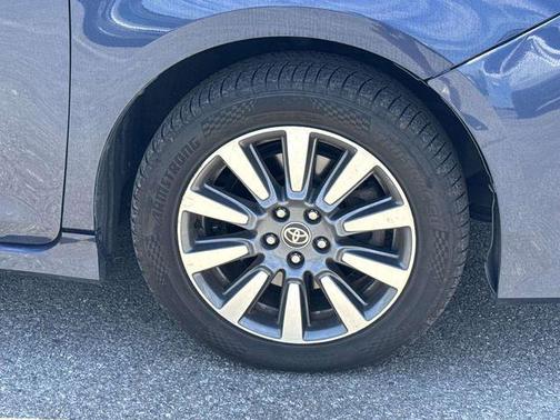 Pearl 2020 Toyota Sienna LE