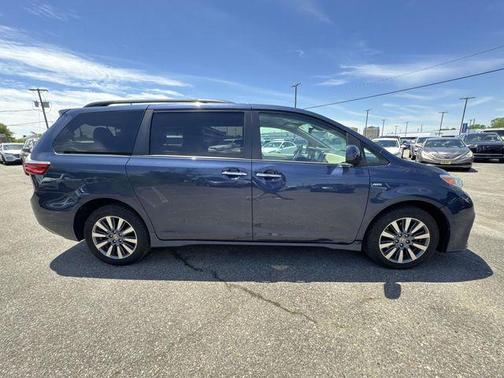 Pearl 2020 Toyota Sienna LE