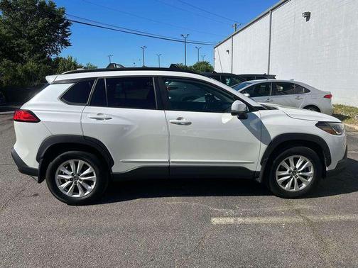 Pearl 2023 Toyota Corolla Cross LE