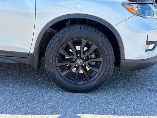 Pearl White 2018 Nissan Rogue SV