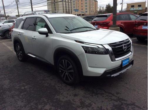 2025 Nissan Pathfinder Platinum 4WD