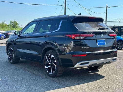Black Diamond 2023 Mitsubishi Outlander SEL 2.5 S-AWC